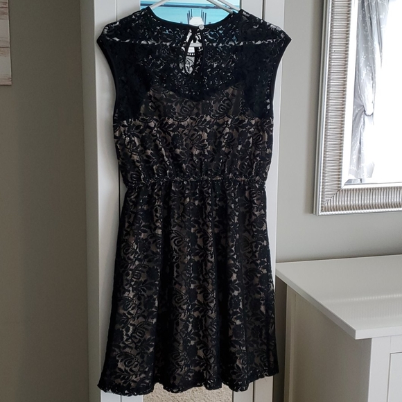 Lace Dress - Picture 3 of 5